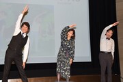 「体操しようよ」完成披露舞台挨拶の様子。