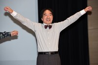 ラジオ体操するきたろう。