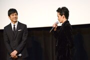 左から西島秀俊、池松壮亮。