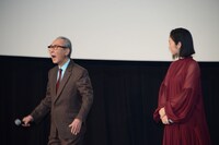 うれしさのあまり叫ぶ木村大作（左）。