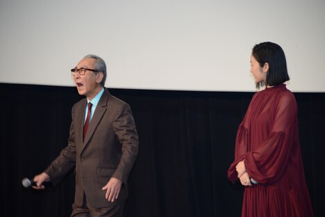 うれしさのあまり叫ぶ木村大作（左）。