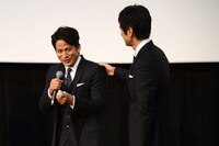 西島秀俊（右）に背中をさすられながらハンカチで顔を拭った岡田准一（左）。