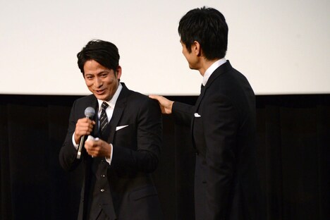 西島秀俊（右）に背中をさすられながらハンカチで顔を拭った岡田准一（左）。