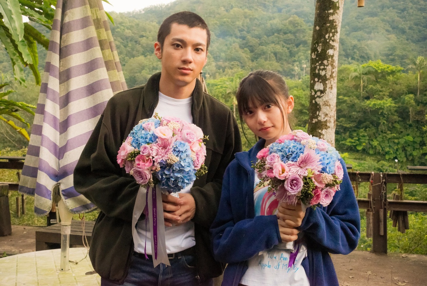 左から山田裕貴、齋藤飛鳥。