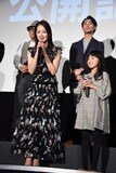 前列左から笛木優子、新井美羽。