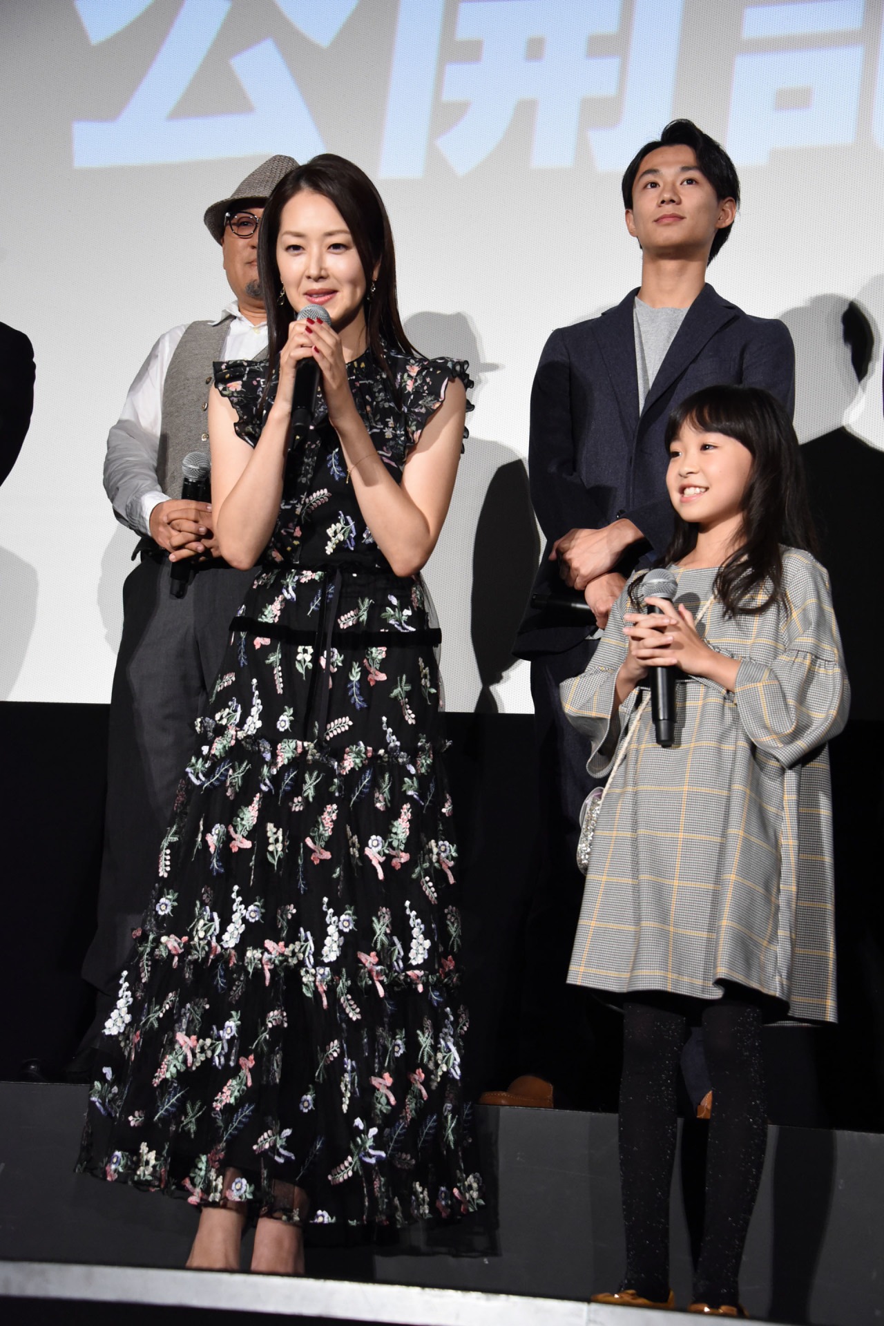 前列左から笛木優子、新井美羽。