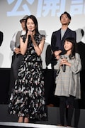 前列左から笛木優子、新井美羽。
