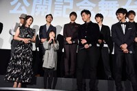 新井美羽（前列中央左）に温かい視線を送る山下健二郎（前列中央右）。