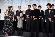 新井美羽（前列中央左）に温かい視線を送る山下健二郎（前列中央右）。