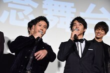 佐藤寛太（右）に、「寛太がバチッと決めてくれますから！」と話を振る山下健二郎（左）。