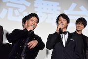 佐藤寛太(右)に、「寛太がバチッと決めてくれますから!」と話を振る山下健二郎(左)。