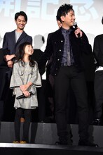 前列左から新井美羽、山下健二郎。