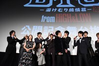 ハイタッチするSMGメンバーの様子。