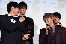 登壇者たちに次々と「いい声ですね」と声をかけた佐藤寛太（前列左）に、「声ミシュランか！」とツッコむ佐藤大樹（右）。