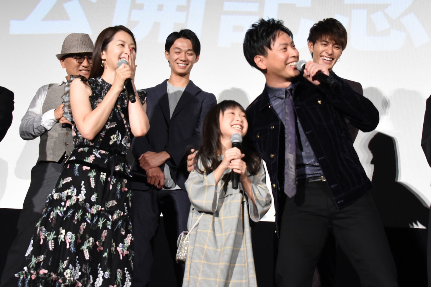 前列左から笛木優子、新井美羽、山下健二郎。