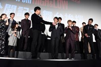 佐藤寛太（前列中央）と佐藤大樹（前列中央右）の衣装が芸人のミキに似ていると話す山下健二郎（前列中央左）。
