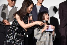 山下健二郎への手紙を取り出した新井美羽（右）。