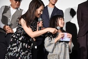 山下健二郎への手紙を取り出した新井美羽(右)。