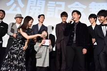 サプライズプレゼントに驚く山下健二郎（前列中央右）。