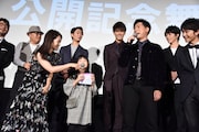 サプライズプレゼントに驚く山下健二郎(前列中央右)。
