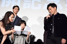 山下健二郎（前列右）への手紙を読む新井美羽（前列中央）。