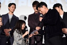 新井美羽（前列左）から手紙を受け取った山下健二郎（前列右）。