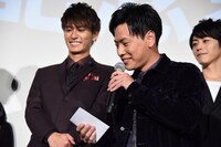 新井美羽から手紙を受け取った山下健二郎。