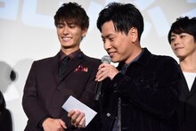 新井美羽から手紙を受け取った山下健二郎。