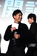 降壇時、新井美羽からの手紙を大切そうに持ち帰る山下健二郎。