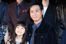 左から新井美羽、山下健二郎。
