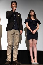 左から毎熊克哉、百合沙。