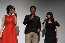 左から行平あい佳、毎熊克哉、百合沙。