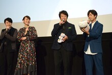 ニャンコ先生のぬいぐるみをしげしげを眺める神谷浩史（右）。