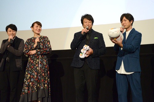 ニャンコ先生のぬいぐるみをしげしげを眺める神谷浩史（右）。