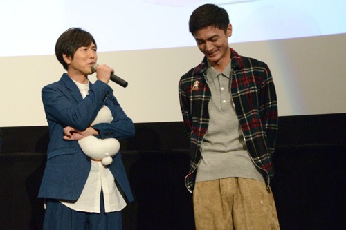 高良健吾（右）を褒め称えて照れさせる神谷浩史（左）。
