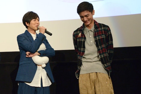 高良健吾（右）を褒め称えて照れさせる神谷浩史（左）。