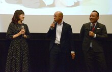 島本須美（左）のいじりに驚く小峠英二（中央）。