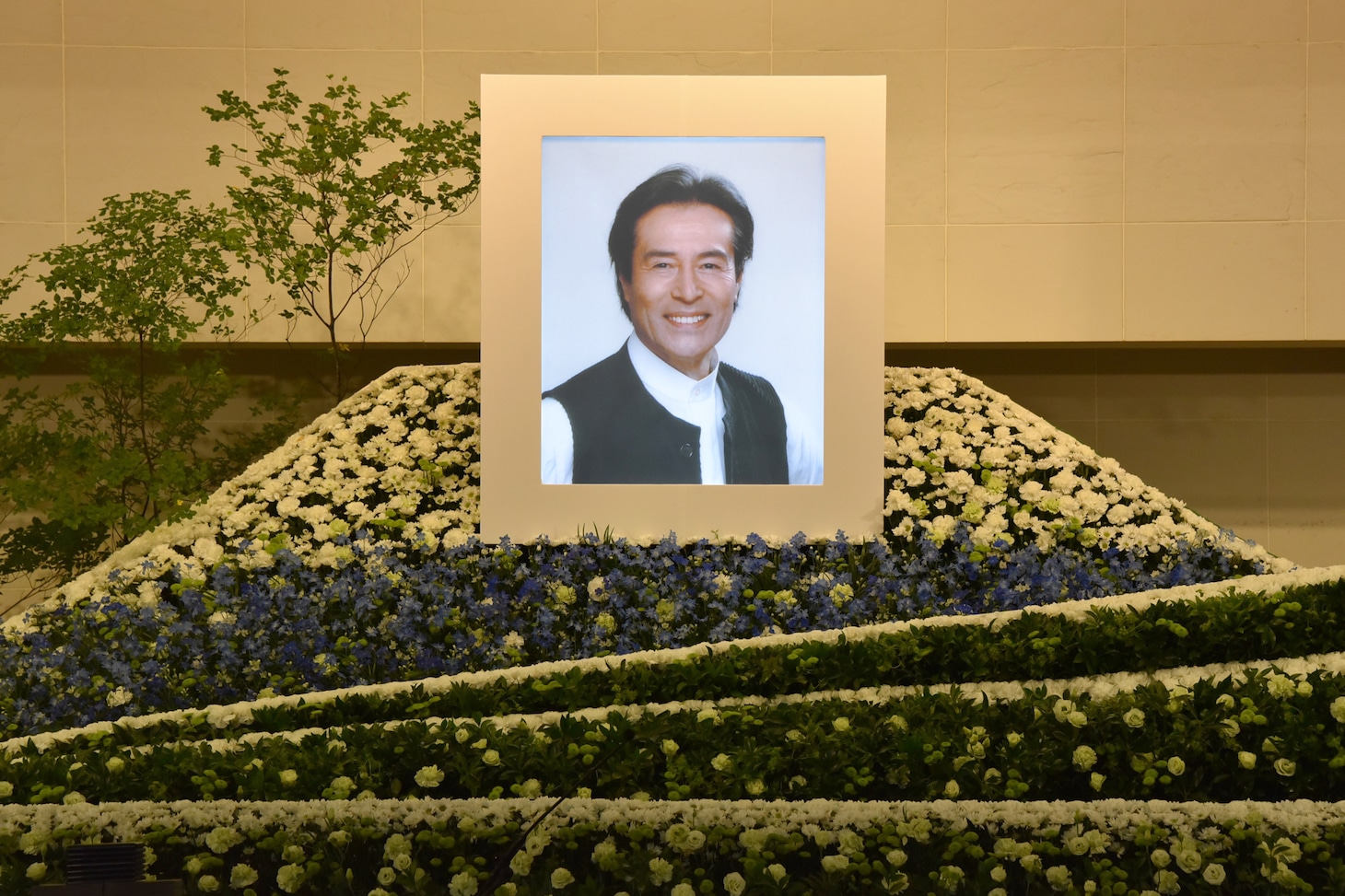 「加藤剛お別れの会」祭壇の様子。