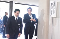 村上弘明（右）