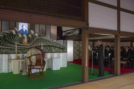 是枝裕和による樹木希林への弔辞を代読する橋爪功。