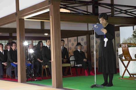 内田也哉子（右）の挨拶を聞く内田裕也（右から2番目）。