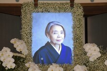 樹木希林の遺影。