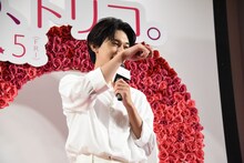 「スパーンってね」と頼がメガネを外すシーンを再現する吉沢亮。