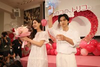 観客へブーケトスする吉沢亮（右）と新木優子（左）。