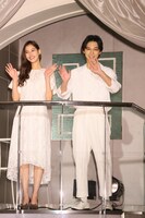 左から新木優子、吉沢亮。
