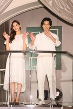 左から新木優子、吉沢亮。