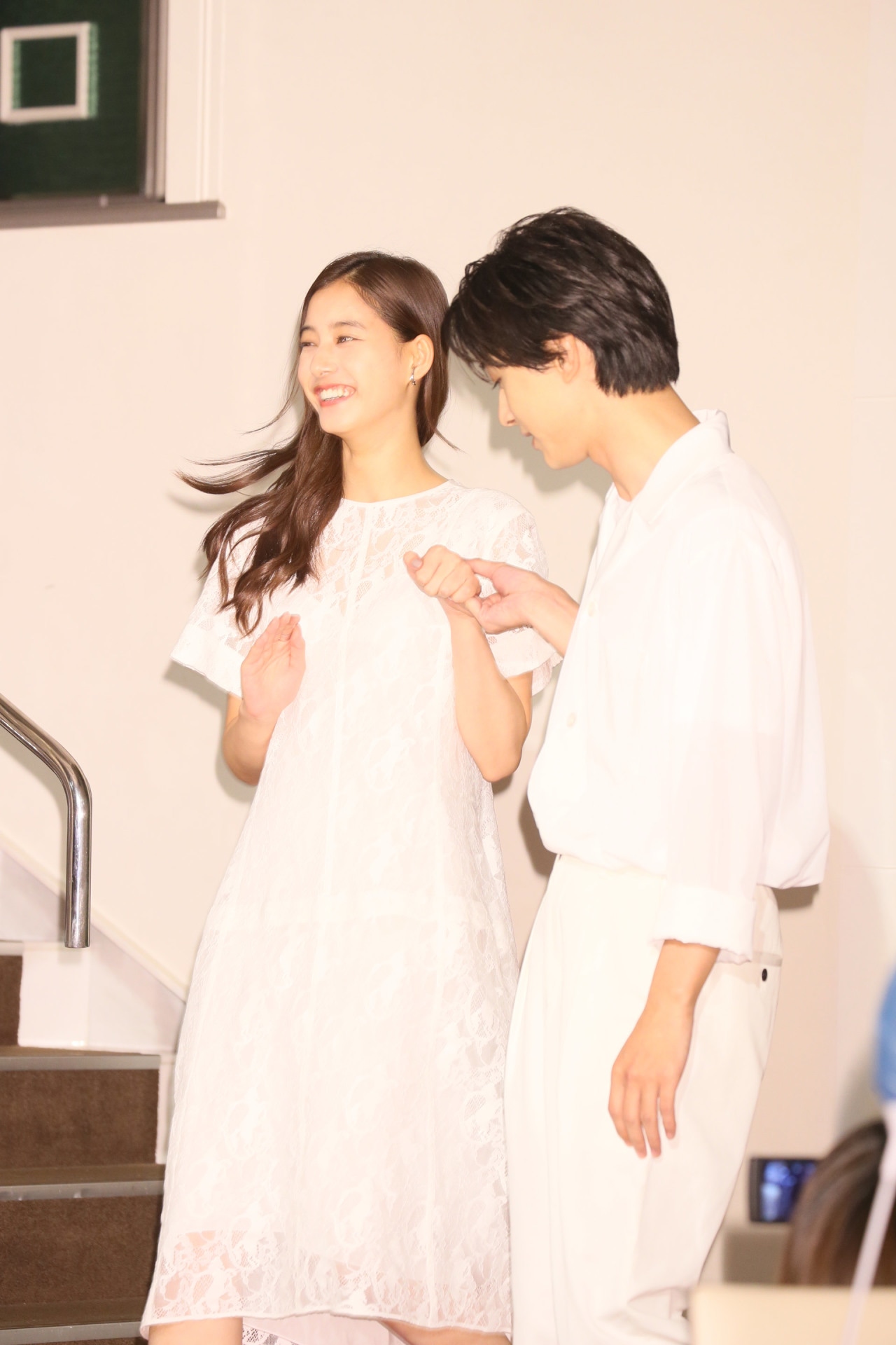 新木優子（左）をエスコートする吉沢亮（右）。