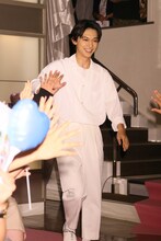 ハート型カーペットを歩く吉沢亮。