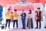 「音量を上げろタコ！なに歌ってんのか全然わかんねぇんだよ!!」公開トークイベントの様子。左から平子祐希、酒井健太、阿部サダヲ、吉岡里帆、千葉雄大。