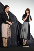 左から塚原あゆ子、有村架純。
